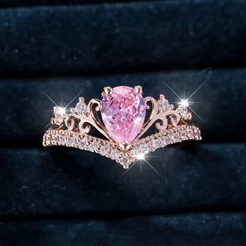 Inel tiara regală cu piatră roz, livrat în ambalaj premium de bijuterii – cadou elegant, romantic, din cupru placat cu aur roz și zircon cubic.